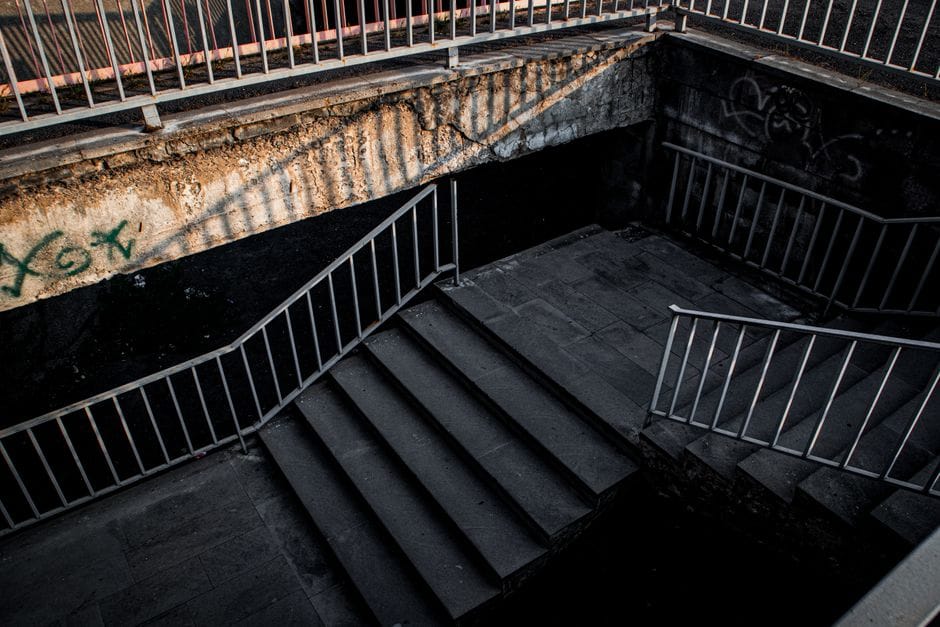 Subir escadas: o exercício que já está em casa