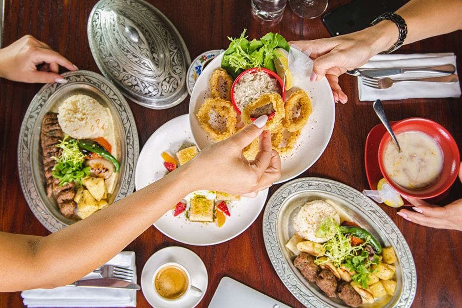 Comer mais devagar: o truque que a digestão agradece