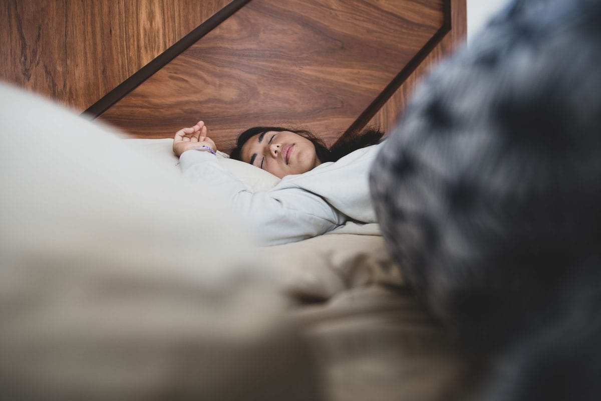 Dormir Bem nas Noites Tropicais: Porque o Calor Rouba o Sono (e Como Recuperá-lo)