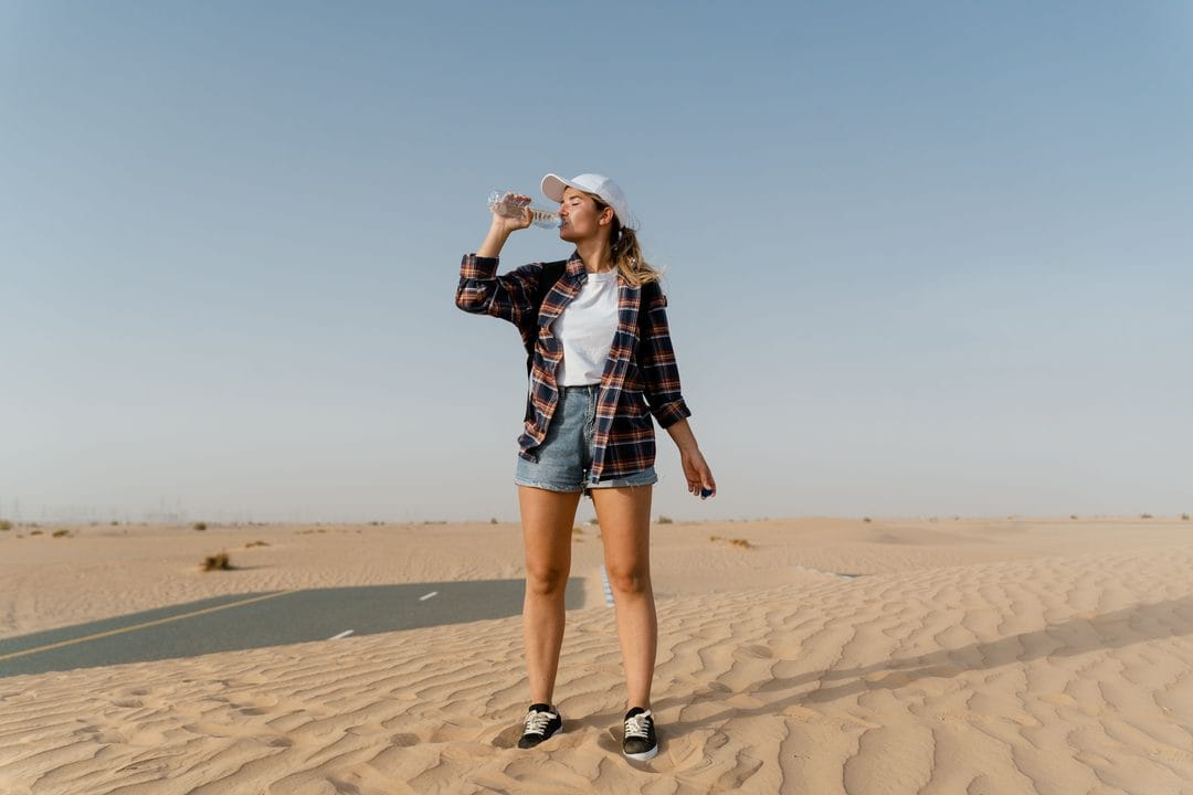 Hidratação no Calor de Agosto: os Mitos da Água e os Sinais que Não Pode Ignorar