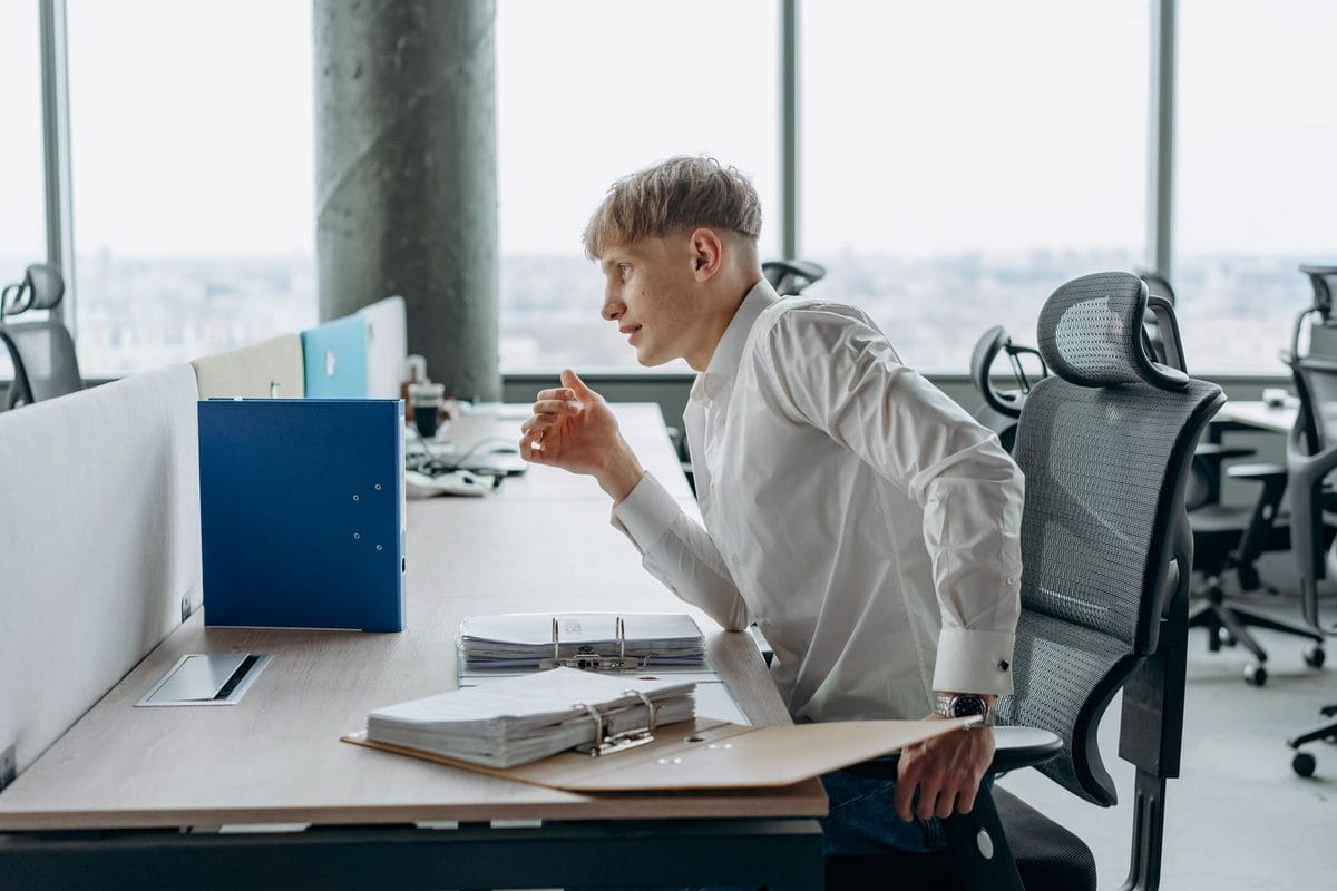 Ergonomia no Trabalho: Como Prevenir Dores nas Costas e no Pescoço no Regresso ao Escritório