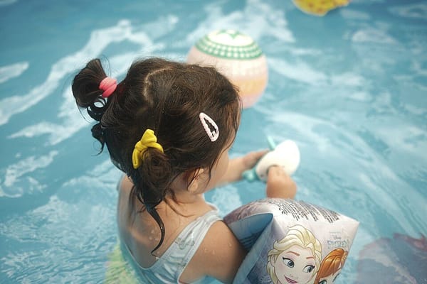 Saúde auditiva no verão: como proteger os ouvidos na piscina, no mar e nos concertos
