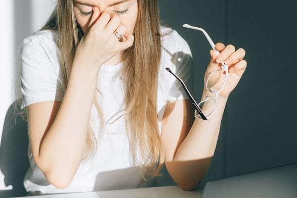 Fadiga Visual Digital: Porque os Seus Olhos Estão Sempre Cansados ao Fim do Dia